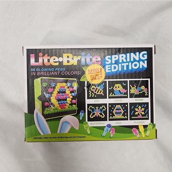 Lot of two kid's spring summer shark bubble gun and Light Brite mini mosaic set - Picture 5 of 5